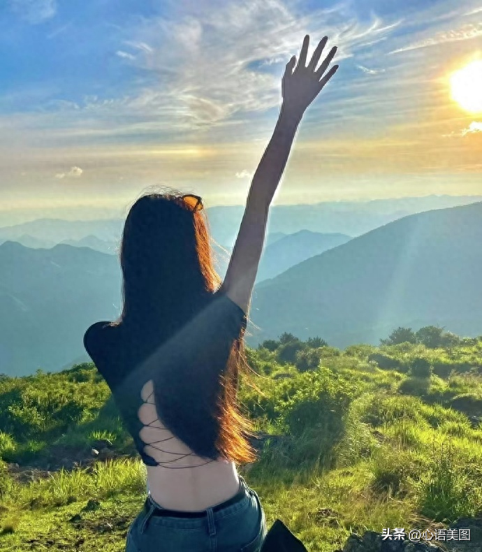 朋友圈阳光句子文案：携着满满自信善良，在岁月长河里乘风破浪(图11)