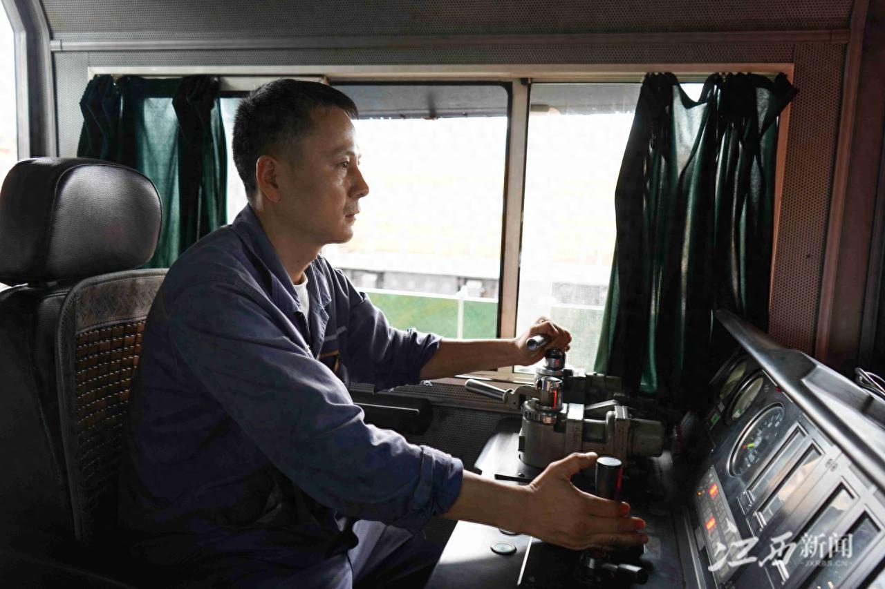 我为机车做“体检”——记中国宝武新钢集团物流中心机务作业区指导司机彭颖洲(图1)