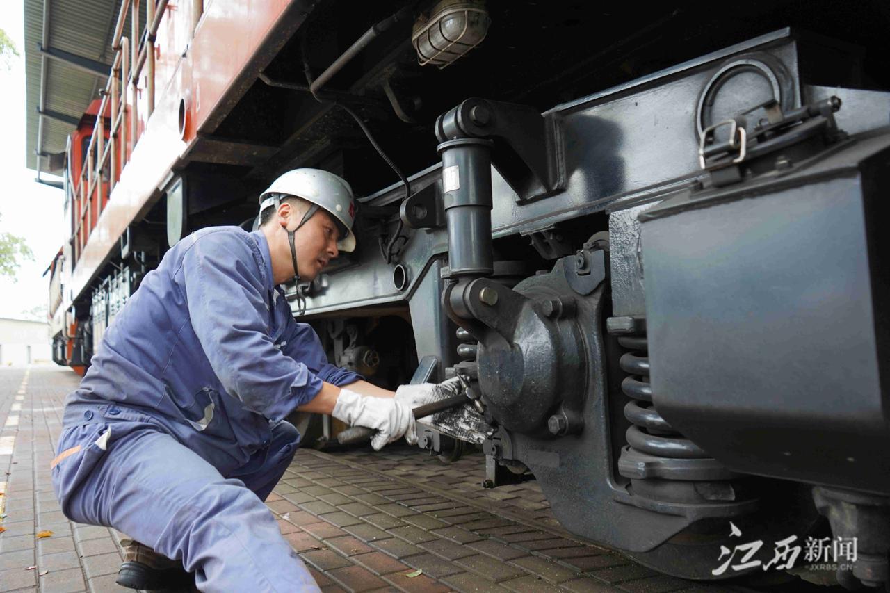 我为机车做“体检”——记中国宝武新钢集团物流中心机务作业区指导司机彭颖洲(图2)