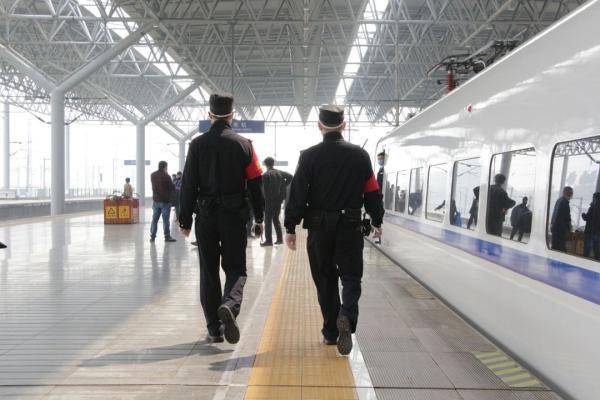 致敬抗疫一线人民警察：以生命赴使命，用热血铸警魂(图1)