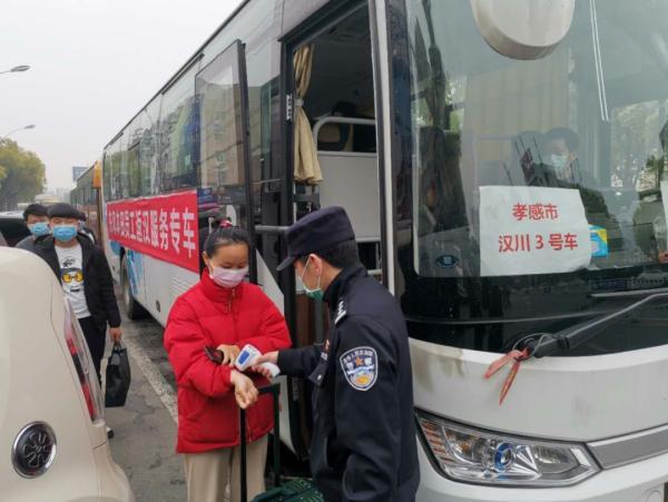 致敬抗疫一线人民警察：以生命赴使命，用热血铸警魂(图3)