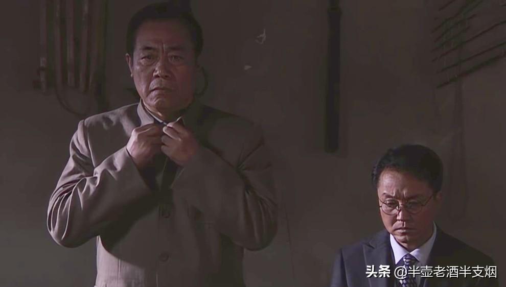 飞机上听了吴敬中两句话，余则成就明白了：站长早知道我是峨眉峰(图3)