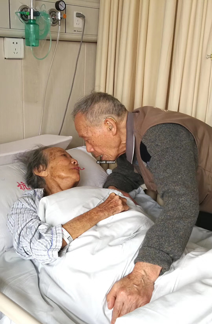 93岁老人的最暖情话：“只要我在一天，就保护你一天”(图1)