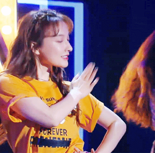 吴昕到底是怎么瘦的？靠拉力带练出“排骨腰”，穿小黑裤太亮眼(图2)