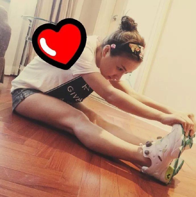 吴昕到底是怎么瘦的？靠拉力带练出“排骨腰”，穿小黑裤太亮眼(图4)