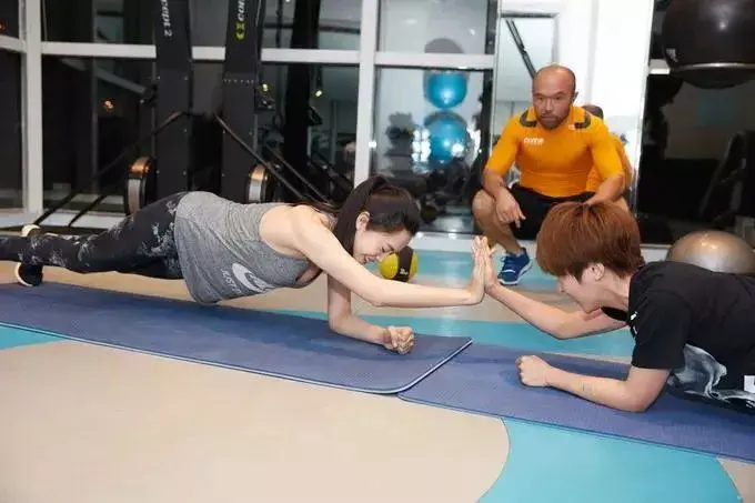 吴昕到底是怎么瘦的？靠拉力带练出“排骨腰”，穿小黑裤太亮眼(图7)