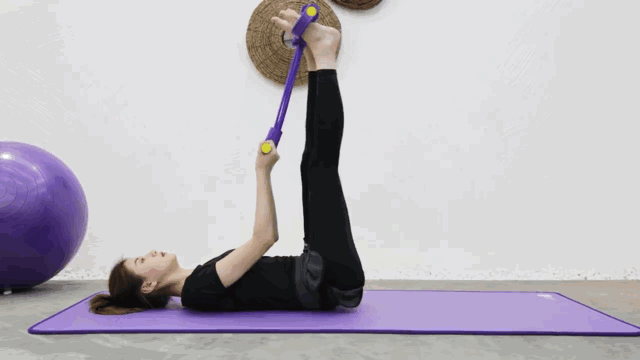 吴昕到底是怎么瘦的？靠拉力带练出“排骨腰”，穿小黑裤太亮眼(图12)