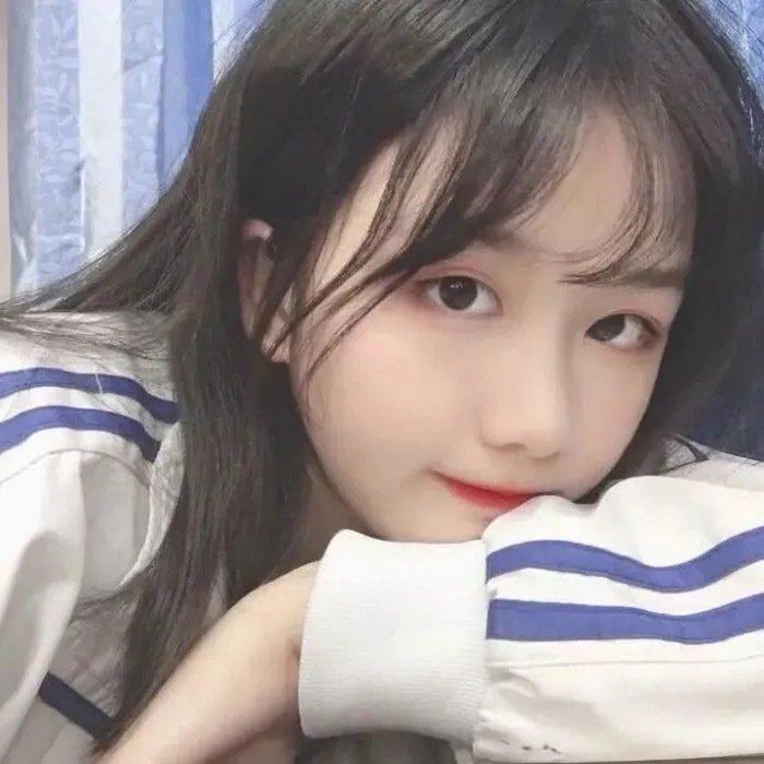 半夜睡不着的句子：谁不虚伪，谁不善变，谁都不是谁的谁(图1)