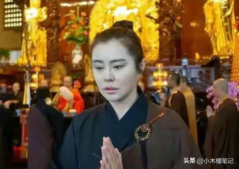 56岁王祖贤久违登台演讲，身材圆润发福明显，脖子前倾还驼背(图7)