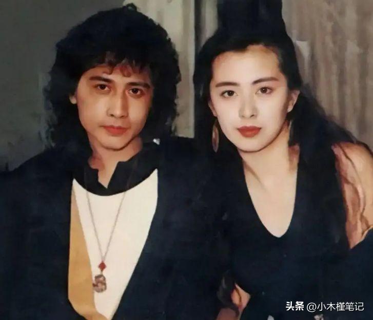 56岁王祖贤久违登台演讲，身材圆润发福明显，脖子前倾还驼背(图13)