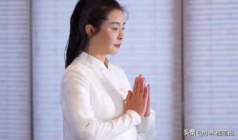 56岁王祖贤久违登台演讲，身材圆润发福明显，脖子前倾还驼背(图15)