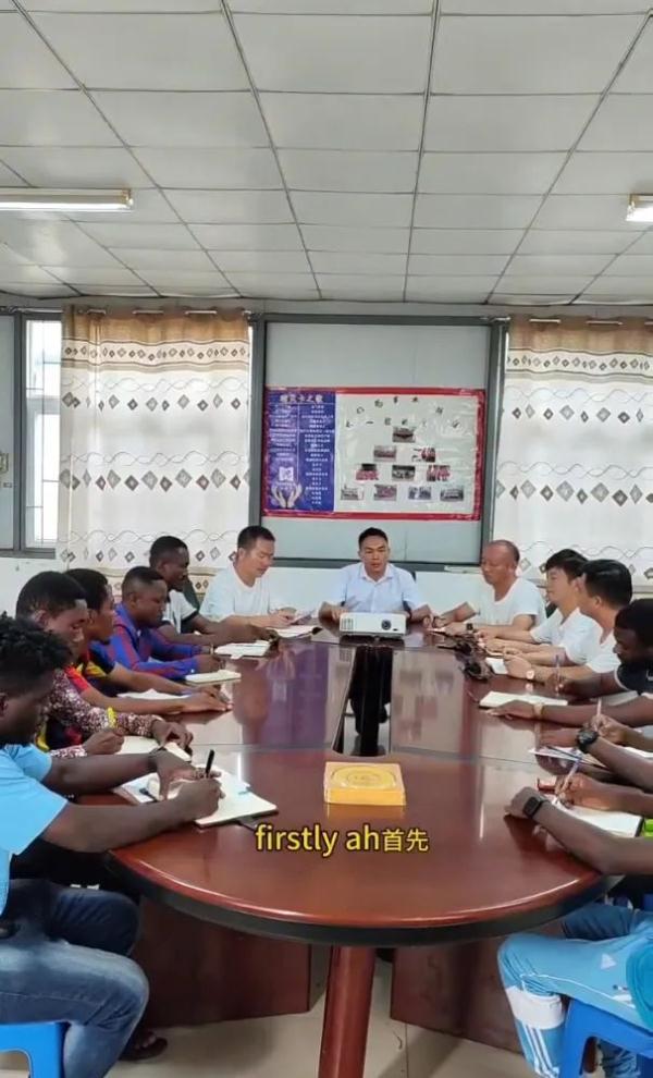 80后小伙在非洲给员工开会火出圈！网友：一开口有那味了(图2)