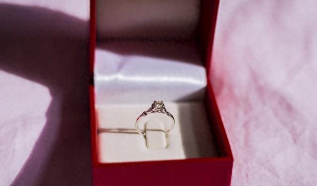 爱情不分年龄，真心永不改变(图1)