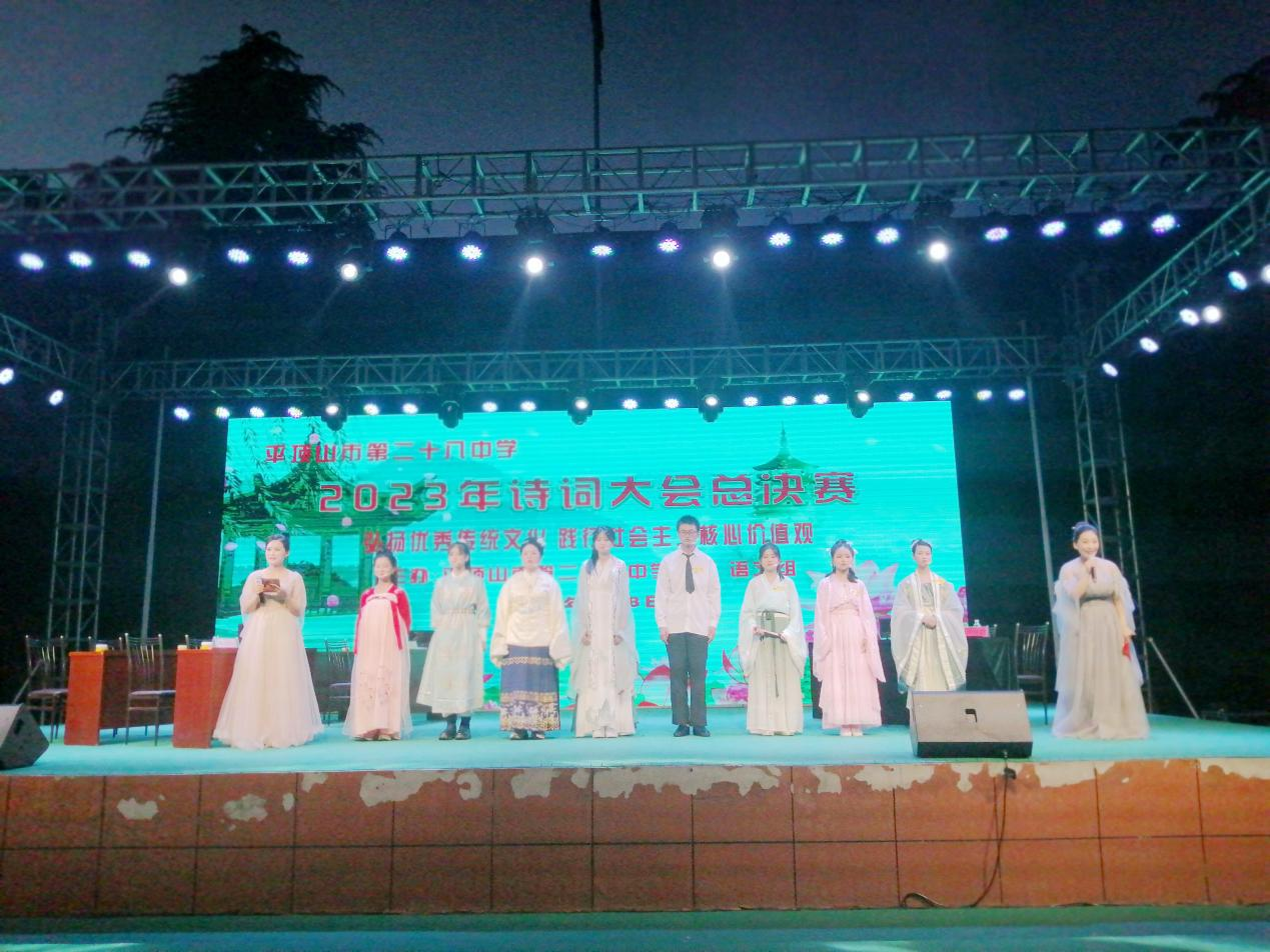 翩翩少年吟诗词 涓涓诗意润情怀(图1)