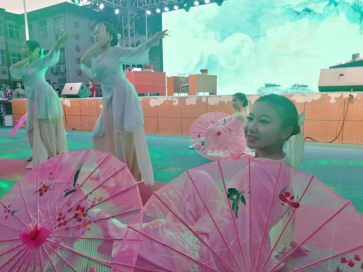 翩翩少年吟诗词 涓涓诗意润情怀(图2)