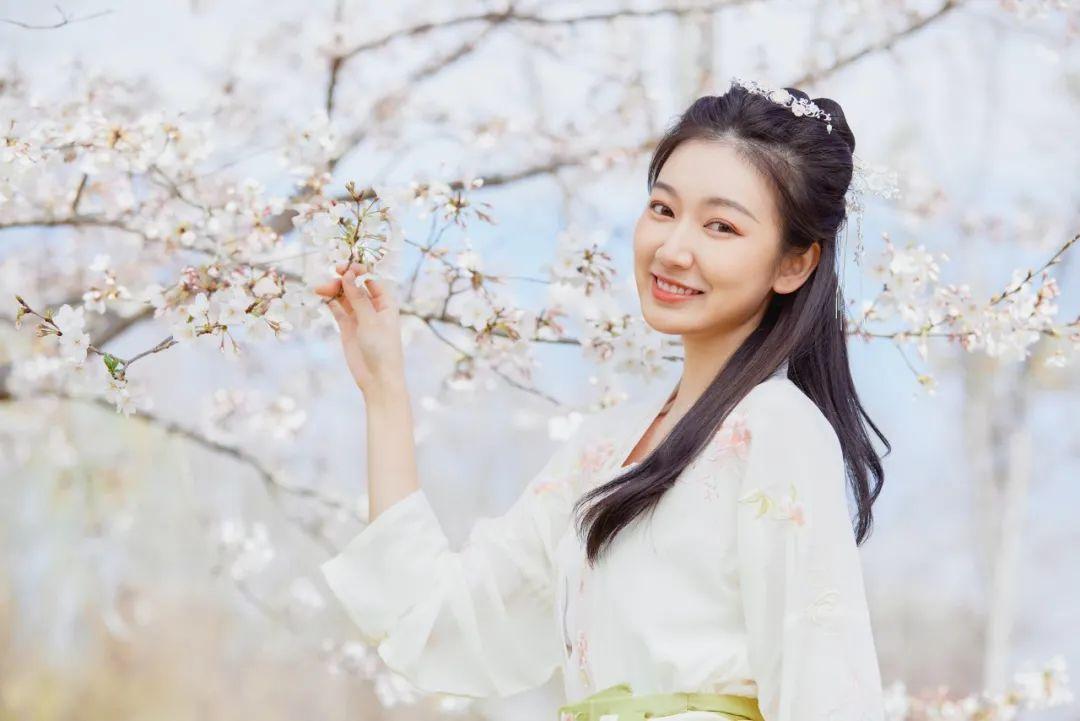 10首最美春风诗词，秀丽江山，田园如画，送你一场春暖花开(图1)