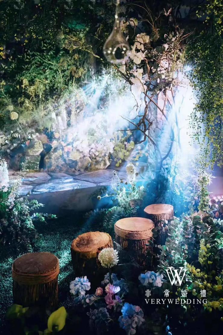 充满生机神秘浪漫的森系主题婚礼，一如初见你般纯粹自然(图1)