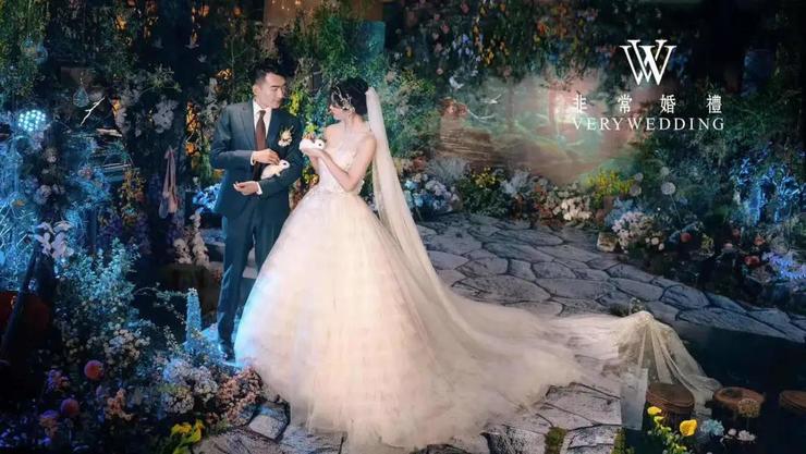 充满生机神秘浪漫的森系主题婚礼，一如初见你般纯粹自然(图2)