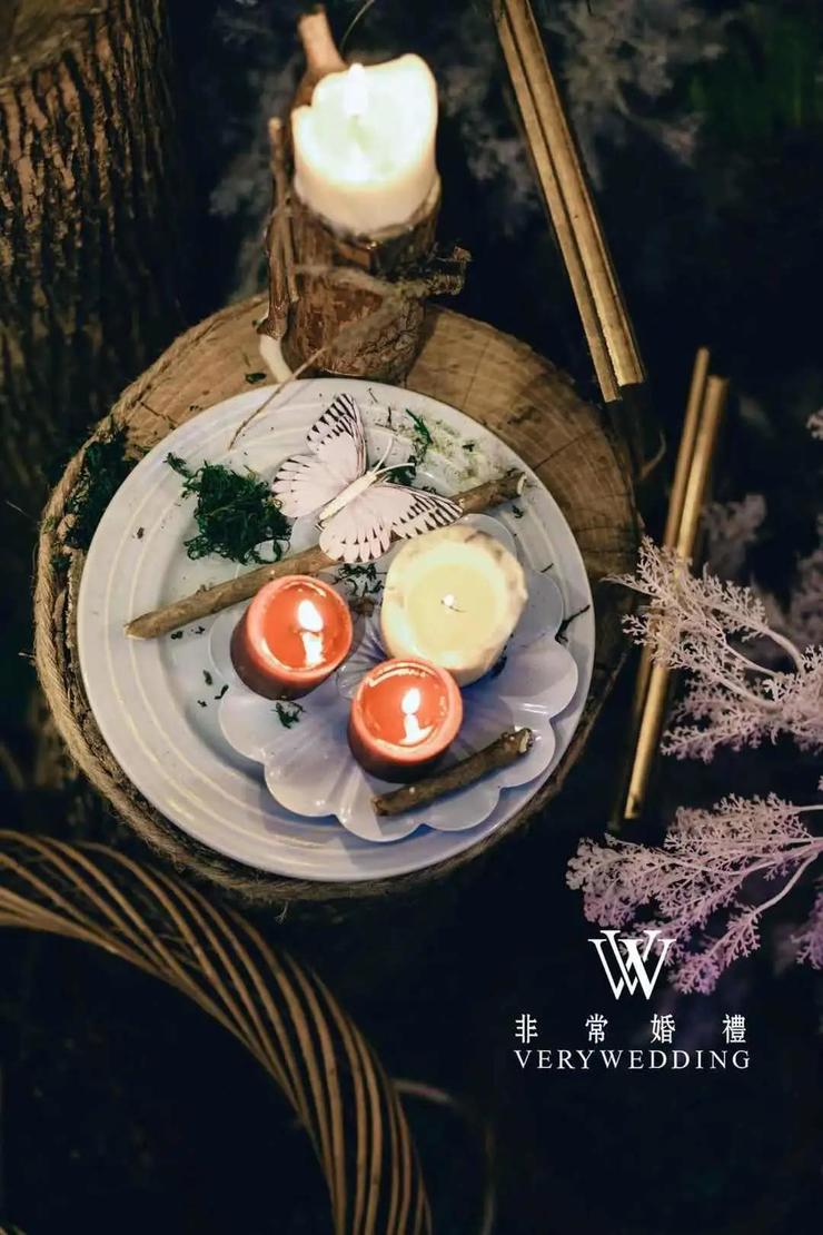 充满生机神秘浪漫的森系主题婚礼，一如初见你般纯粹自然(图9)