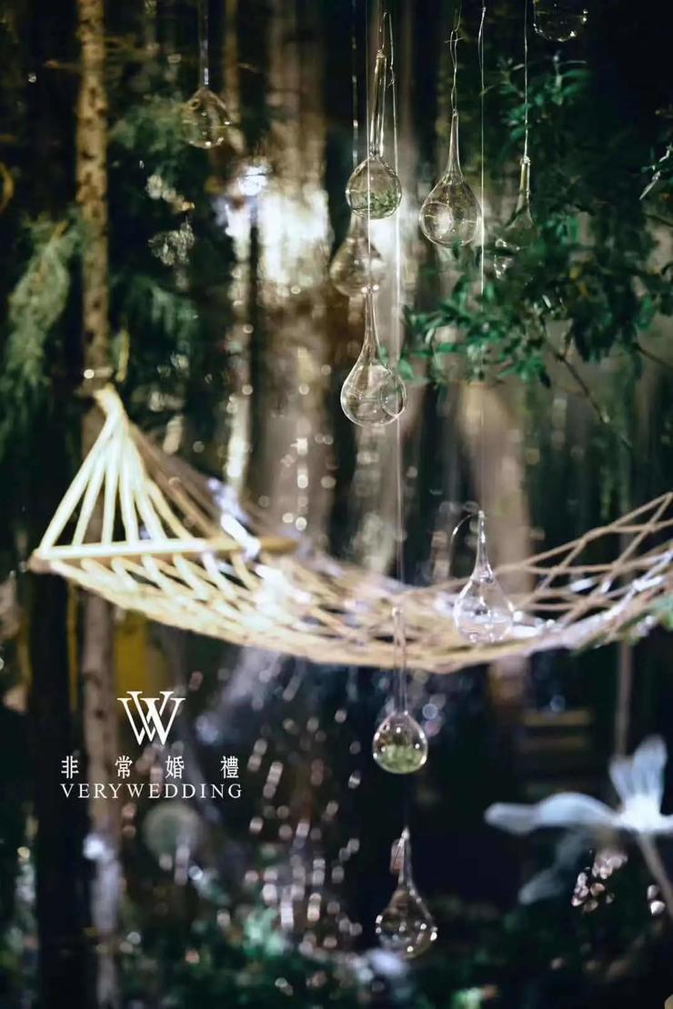 充满生机神秘浪漫的森系主题婚礼，一如初见你般纯粹自然(图11)