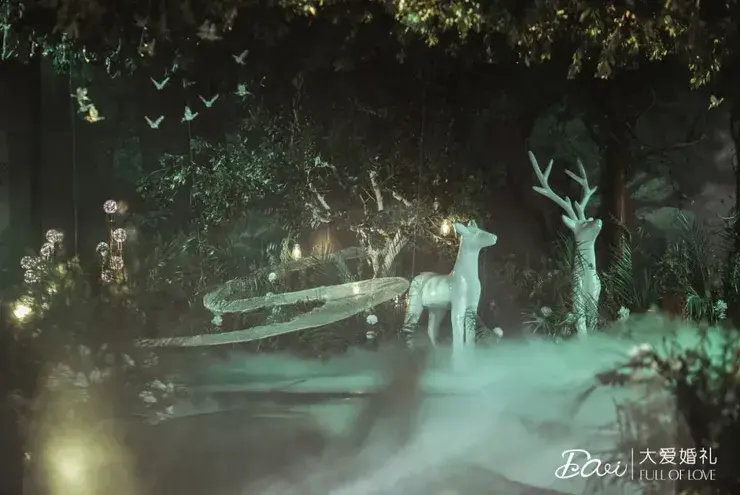 这场充满了黯然绿意的森系婚礼，让宾客宛如置身于真正的迷雾森林(图1)