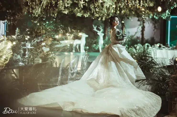 这场充满了黯然绿意的森系婚礼，让宾客宛如置身于真正的迷雾森林(图2)