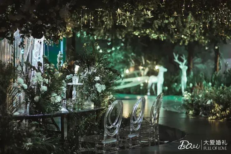 这场充满了黯然绿意的森系婚礼，让宾客宛如置身于真正的迷雾森林(图3)