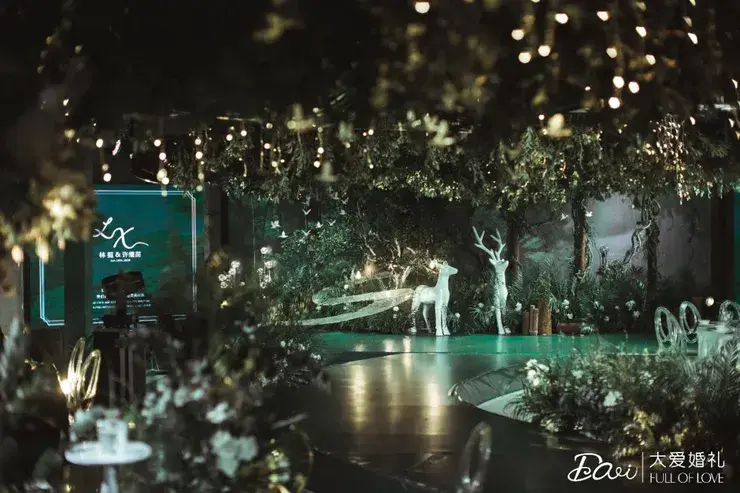 这场充满了黯然绿意的森系婚礼，让宾客宛如置身于真正的迷雾森林(图4)