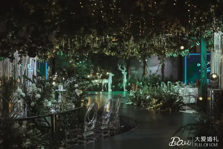 这场充满了黯然绿意的森系婚礼，让宾客宛如置身于真正的迷雾森林(图7)