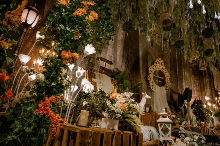森林绿搭配阳光橙，一场自然原生态的森系婚礼(图3)