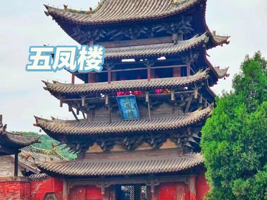 花海飘香：鲜花与壮美景色相映成趣(图2)