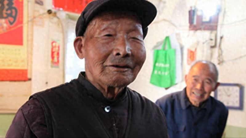 我们8个人去送别战友的父亲，每人给了1千，临走时战友叫住了我们(图6)