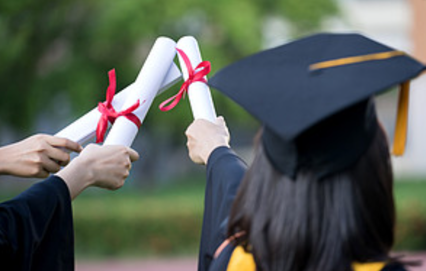 我们8个人去送别战友的父亲，每人给了1千，临走时战友叫住了我们(图8)