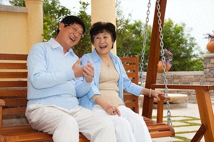 我们8个人去送别战友的父亲，每人给了1千，临走时战友叫住了我们(图9)