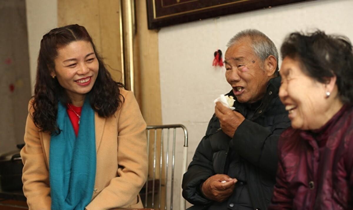 我们8个人去送别战友的父亲，每人给了1千，临走时战友叫住了我们(图12)