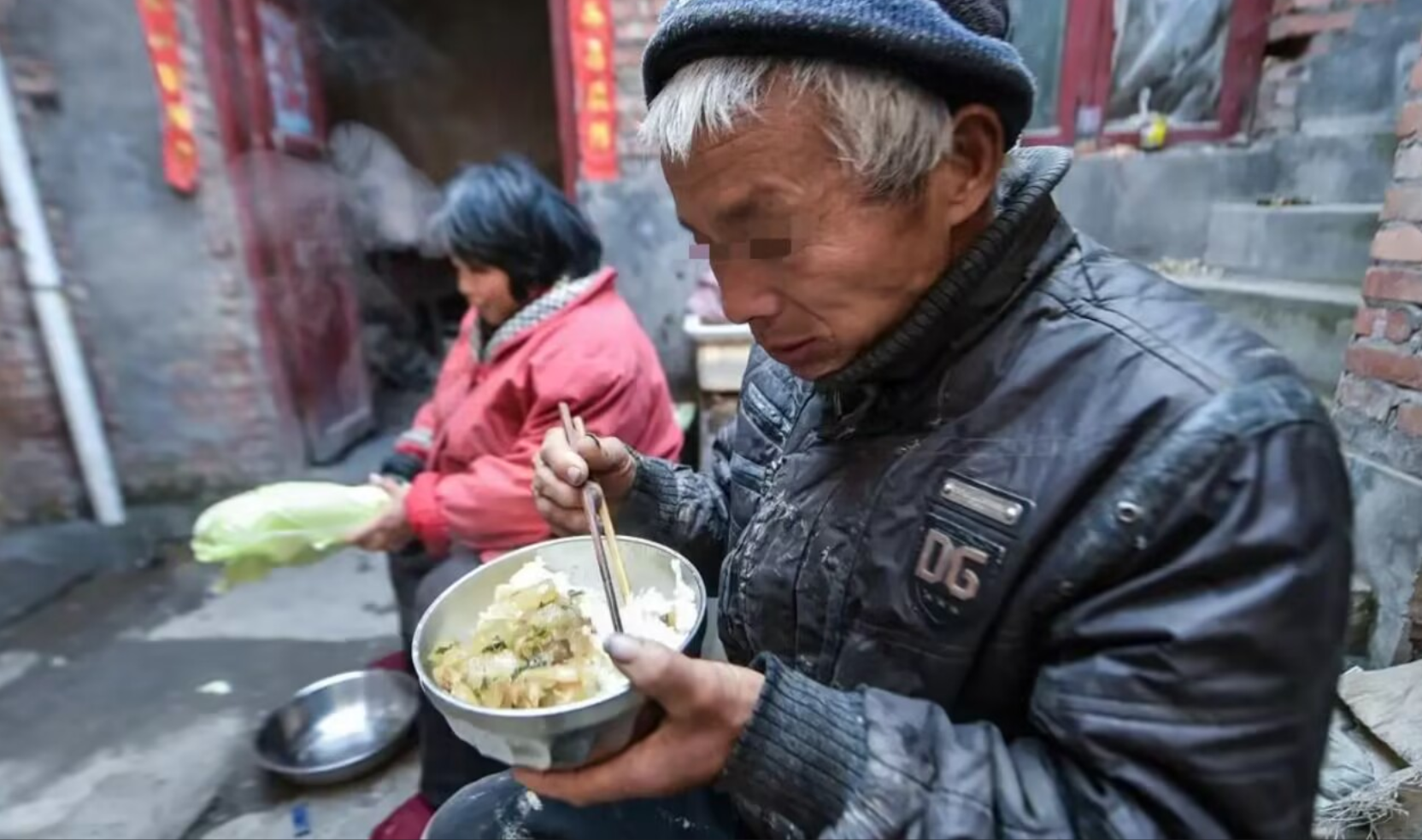 我们8个人去送别战友的父亲，每人给了1千，临走时战友叫住了我们(图14)