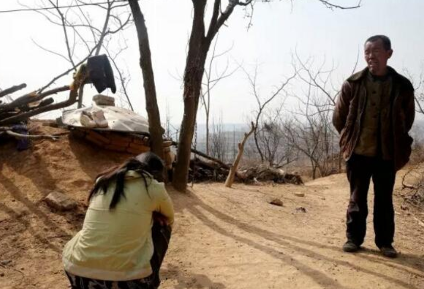 我们8个人去送别战友的父亲，每人给了1千，临走时战友叫住了我们(图15)