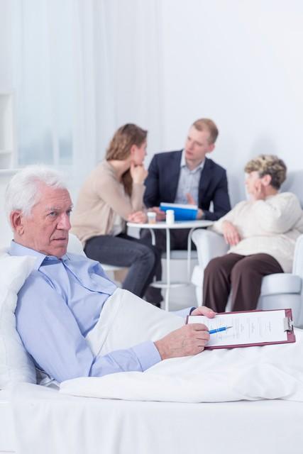 父亲去世，我秘密为他完成遗愿，回家看到母亲留下的信泪如雨下(图1)