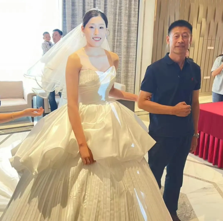 恭喜！女排奥运会夺冠奇兵举办婚礼，张常宁安家杰现场送祝福(图1)