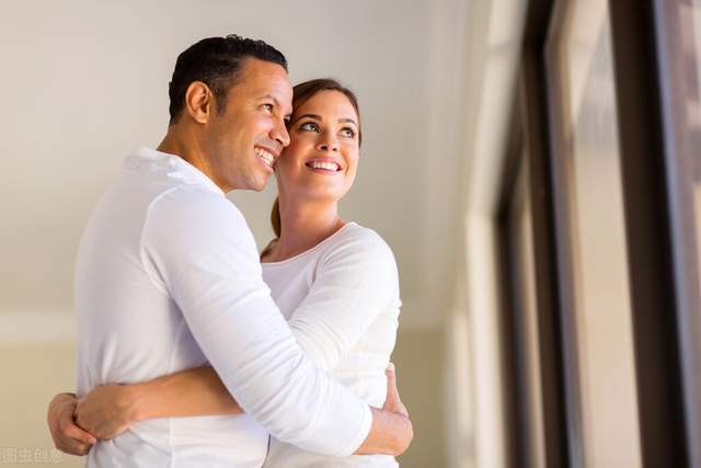 我，退休后在家躺平，收入15000，从来不做家务，老伴却夸我贤惠(图2)