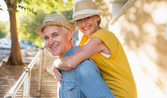 我，退休后在家躺平，收入15000，从来不做家务，老伴却夸我贤惠(图3)