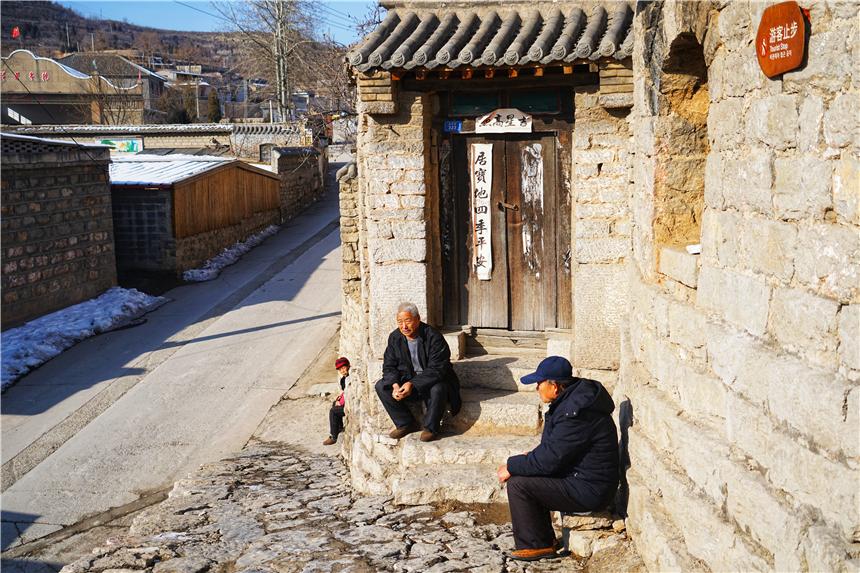 我，退休后在家躺平，收入15000，从来不做家务，老伴却夸我贤惠(图4)