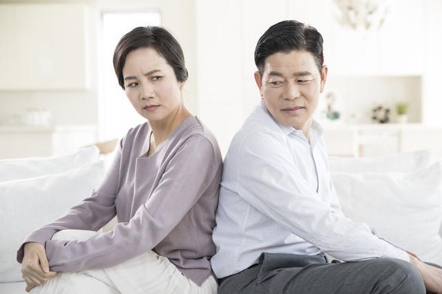 我，退休后在家躺平，收入15000，从来不做家务，老伴却夸我贤惠(图5)