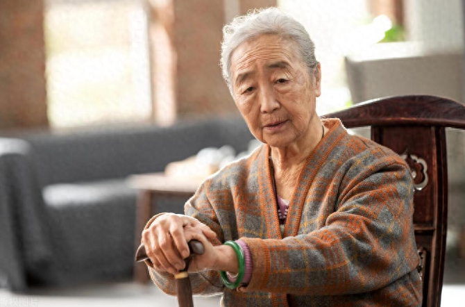 我，退休后在家躺平，收入15000，从来不做家务，老伴却夸我贤惠(图6)