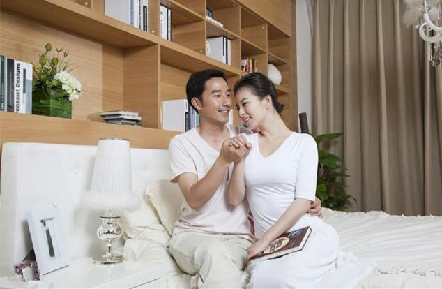 我，退休后在家躺平，收入15000，从来不做家务，老伴却夸我贤惠(图8)