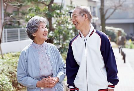 我，退休后在家躺平，收入15000，从来不做家务，老伴却夸我贤惠(图9)