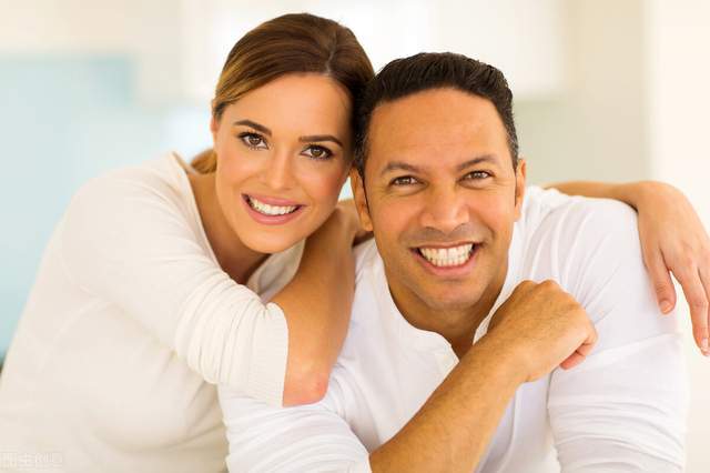 我，退休后在家躺平，收入15000，从来不做家务，老伴却夸我贤惠(图10)