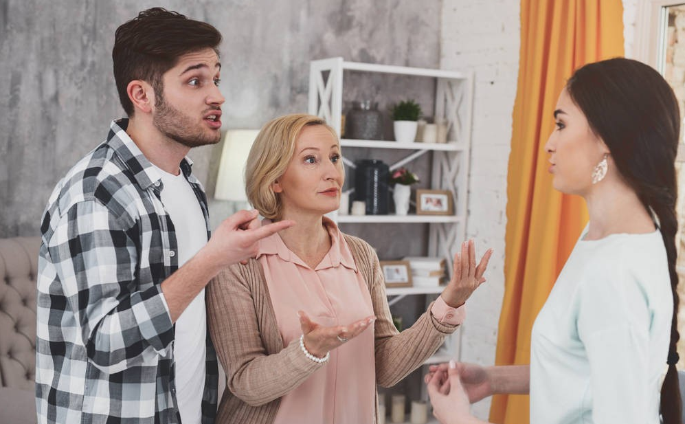 我，退休后在家躺平，收入15000，从来不做家务，老伴却夸我贤惠(图14)