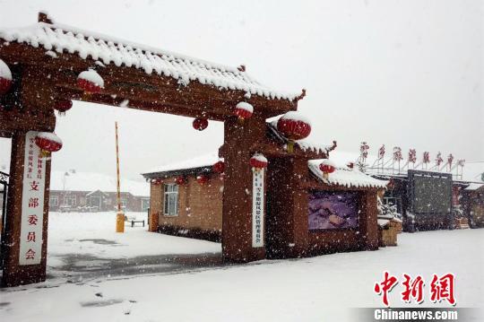 中国北疆四月飞雪 冰雪奇观俏争春色(图1)