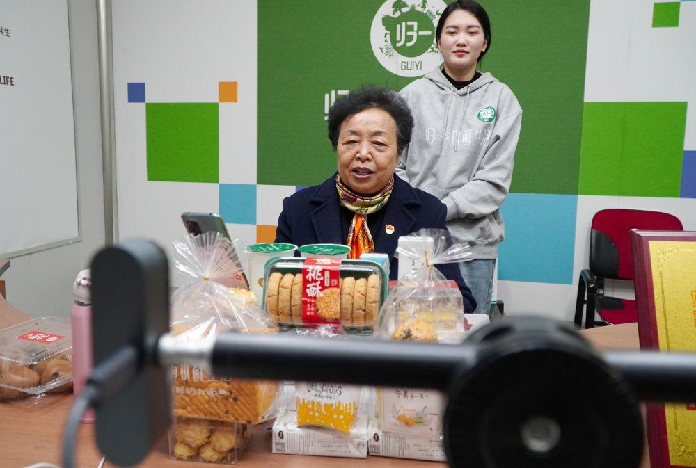 十年两会·温暖记忆｜“当好‘火车头’，跑出乡村振兴‘加速度’！”(图2)